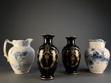 trois vases posés l'un à côté de l'autre sur une table