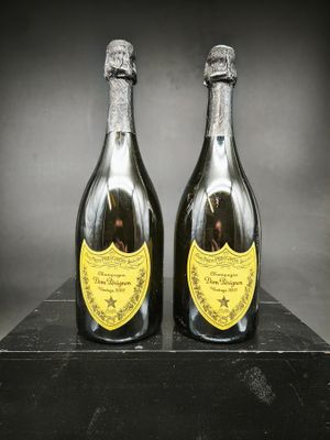 deux bouteilles de champagne posées sur une table noire
