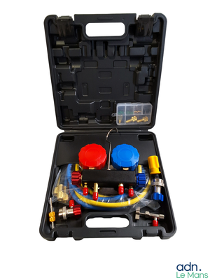 une trousse à outils dans un coffret noir sur fond blanc