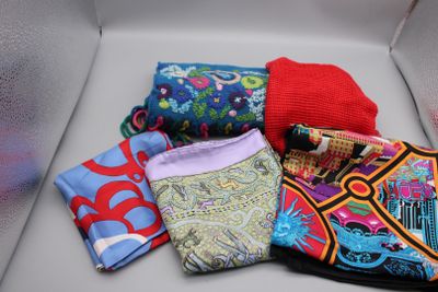 une boîte contenant de nombreux types de vêtements différents