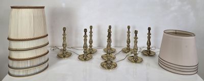 beaucoup de bougies et une lampe posées sur une table