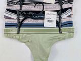 trois paires de sous-vêtements sont empilées les unes sur les autres