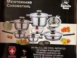 une boîte sur laquelle sont posés plusieurs casseroles et poêles