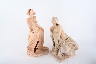 deux statues représentant une femme et un homme sur fond blanc