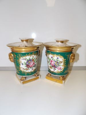 Paire de pots pourris en porcelaine polychrome vert et doré …