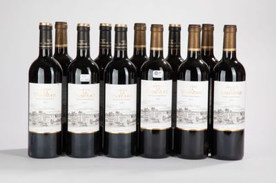six bouteilles de vin alignées sur une table