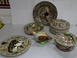 plusieurs assiettes et bols posés sur une table