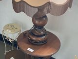 une lampe posée sur une table dans une pièce