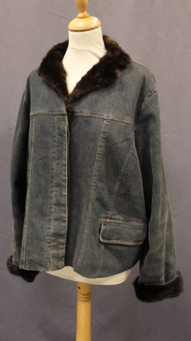 WEINBERG – Blouson en jean, col et manches en vison. Taille 44