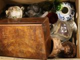 une boîte remplie de vases et d'autres objets