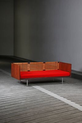 un canapé rouge qui se trouve dans une pièce