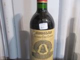une bouteille de vin posée sur une table