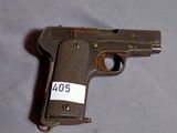 un pistolet muni d'une étiquette, posé sur une table