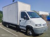un camion blanc garé dans un parking