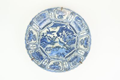 une assiette bleue et blanche avec l'image d'un oiseau dessus