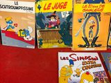 plusieurs livres sur un banc rouge avec un fond rouge