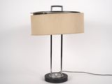 l'image d'une lampe posée sur une table