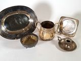 beaucoup d'objets en argent posés sur une table
