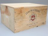 une boîte en bois avec une étiquette de vin