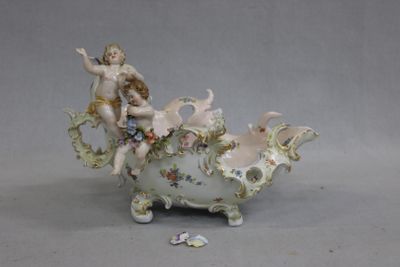 une figurine posée sur un bol