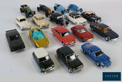 un grand nombre de petites voitures posées sur une table