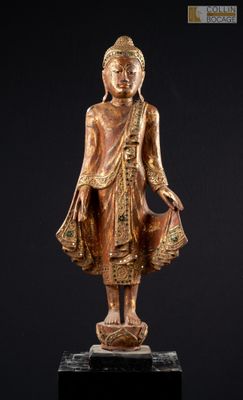 une image représentant une statue d'une personne debout sur un socle