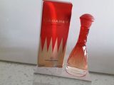 un flacon de parfum posé sur un comptoir à côté d'une boîte de parfum