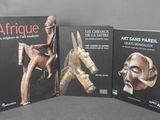 trois livres consacrés à l'art et à la sculpture, exposés sur une table