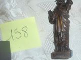 une statue de la Liberté posée sur une table, avec un mot accroché dessus