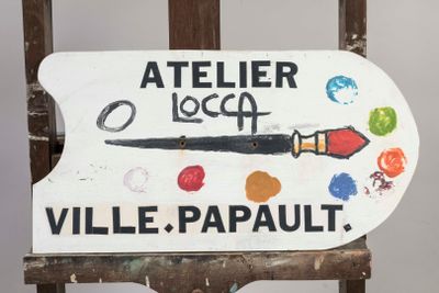 a sign that says atelier loopt ville parailt on a wooden chair