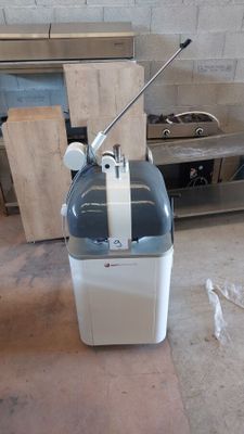 une machine placée au milieu d'une pièce