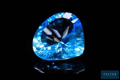 un diamant bleu sur fond noir