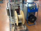 un chariot équipé d'une bobine et un chariot équipé d'un tuyau
