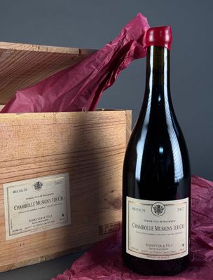 une bouteille de vin posée à côté d'une caisse en bois
