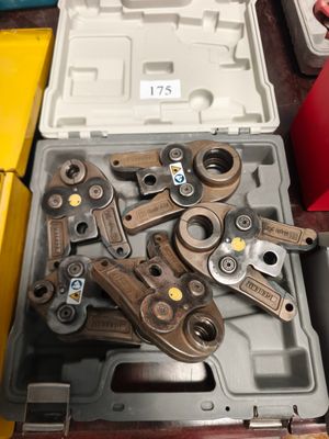 de nombreux outils dans une boîte à outils posée sur une table