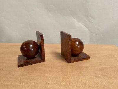 deux serre-livres en bois sur lesquels est posée une boule