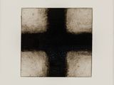 photographie en noir et blanc représentant une croix noire sur fond blanc