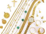 beaucoup de bijoux en or sur une surface blanche