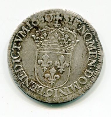 une vieille pièce d'argent surmontée d'une couronne