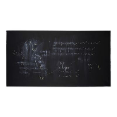 un tableau noir sur lequel il y a des inscriptions et un tableau à craie sur lequel il y a des inscriptions