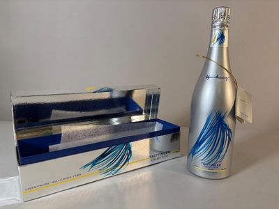 une bouteille de champagne à côté d'un paquet de cigarettes