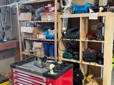 un établi avec des outils dans un garage