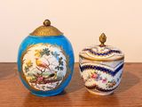 deux vases posés sur une table en bois