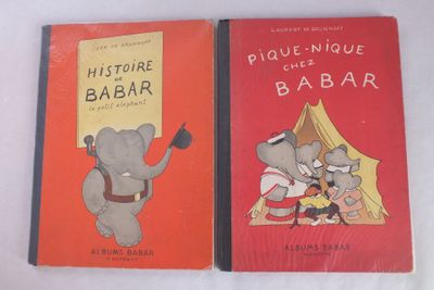 deux livres posés sur une table