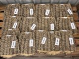 une pile de sacs de nourriture posés sur une palette en bois