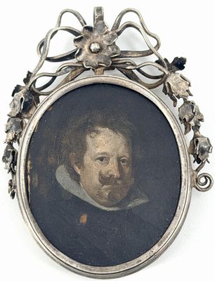 portrait d'un homme dans un cadre argenté, avec un nœud autour du cou