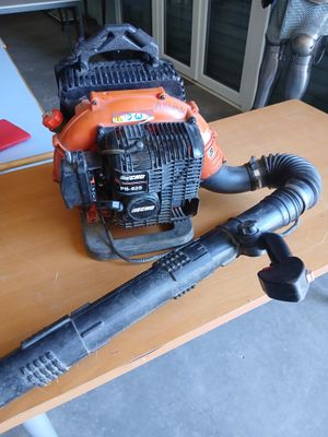 une image représentant un ventilateur et un autre ventilateur posé sur une table