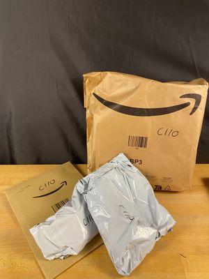 une boîte amazon et deux sacs de nourriture posés sur une table