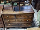 Plusieurs meubles sont exposés dans un magasin spécialisé dans le mobilier en osier.