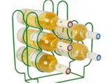 Des bouteilles de vin sont empilées dans un support métallique sur un fond blanc